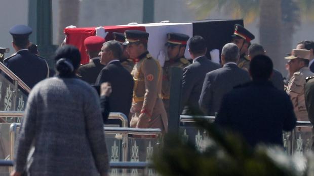 Egipto se despide de Mubarak con un funeral militar