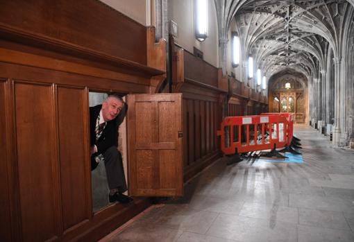 El presidente de la Cámara de los Comunes, Lindsay Hoyle, visita la cámara secreta donde se oculta un pasadizo bloqueado de 360 años redescubierto durante los trabajos de renovación en las Casas del Parlamento en Londres