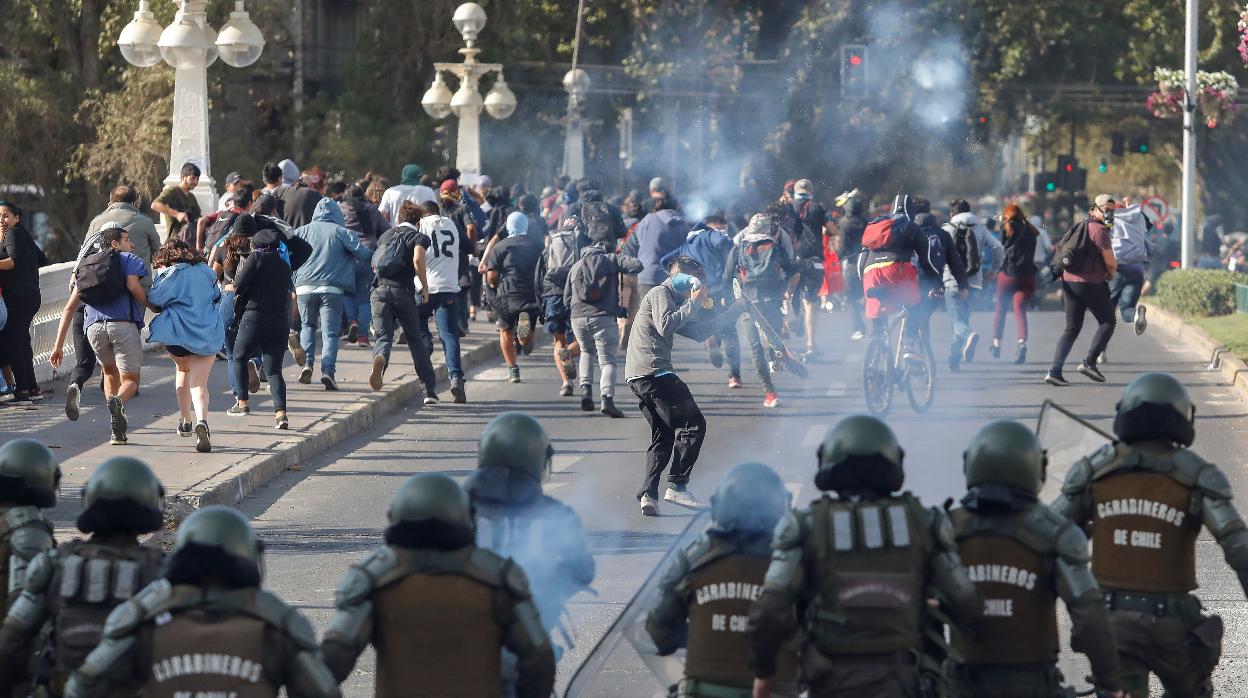 Los manifestantes se enfrentan contra la Policía en Chile