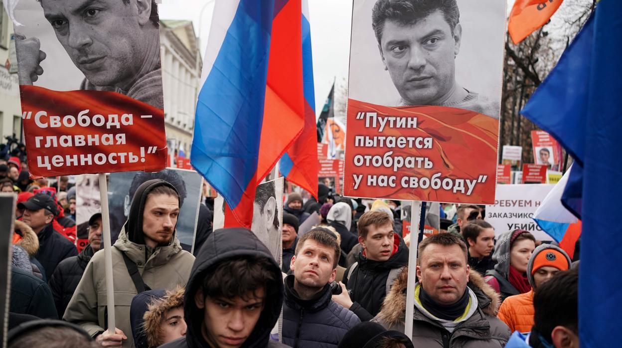 Manifestantes marchan por el centro de Moscú en el quinto aniversario del asesinato de Boris Nemtsov