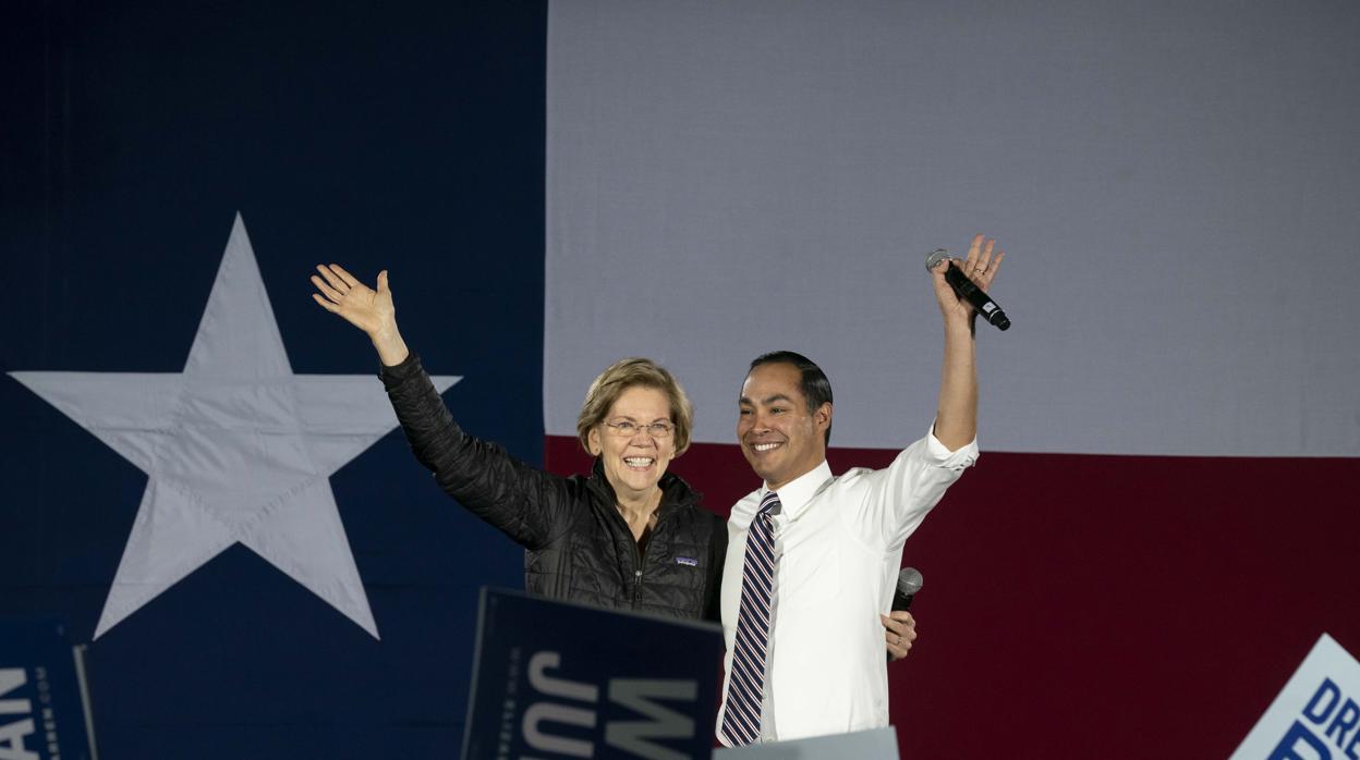 La candidata demócrata Elizabeth Warren abraza a Julián Castro en Sunset Station, San Antonio