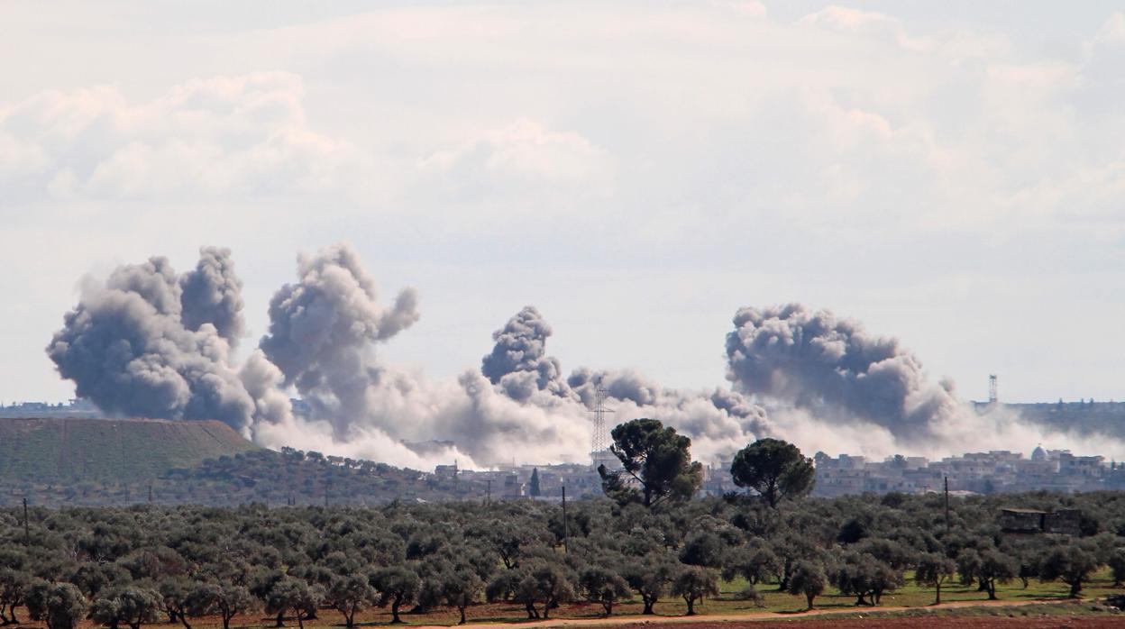 Humo en la región de Qaminas, A 6 kilómetros de Idlib