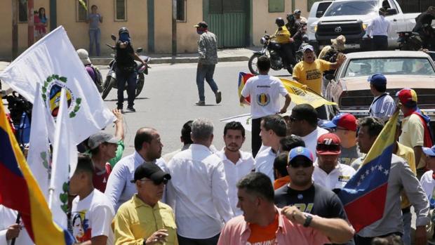 Un pistolero chavista encañona a Guaidó en una manifestación