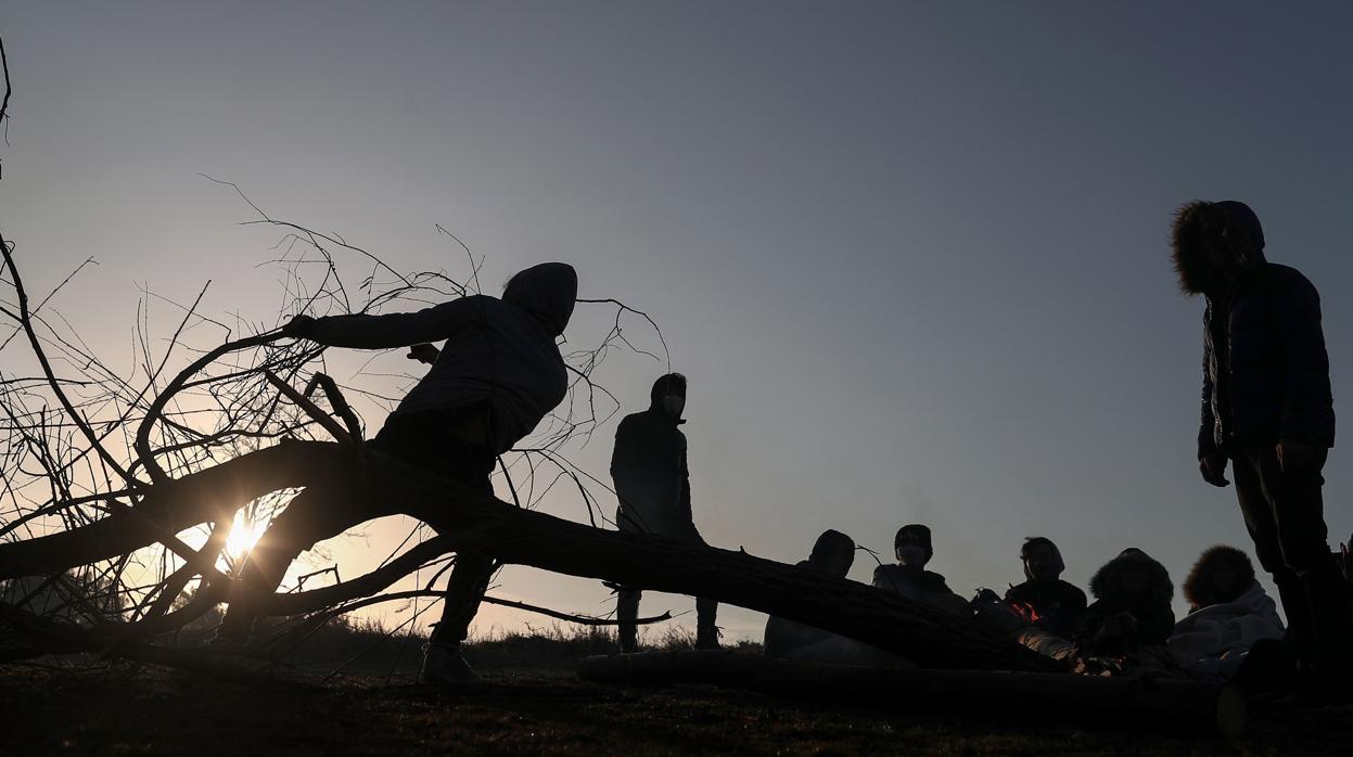 Un grupo de refugiados en la frontera entre Turquía y Grecia