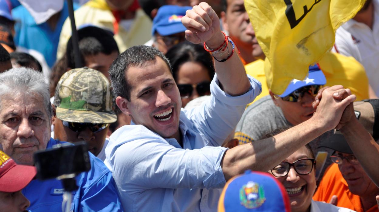 Un pistolero encaña a Juan Guaidó en una manifestación