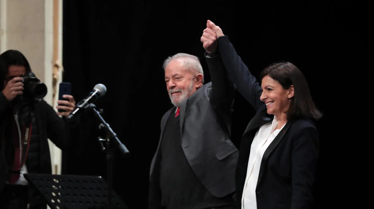 El expresidente brasileño Luis Inacio Lula da Silva, recibido por la alcaldesa de París, Anne Hidalgo
