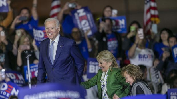 Una épica remontada de Biden aboca las primarias a un duelo con Sanders