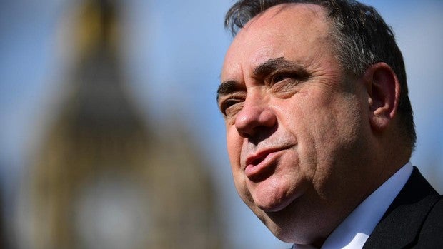 El ex ministro principal escocés Alex Salmond se sienta hoy en el banquillo acusado de 14 delitos sexuales