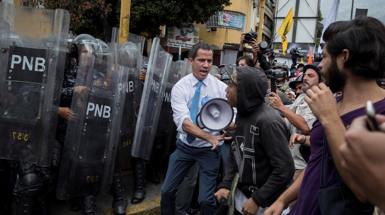 El líder opositor Juan Guaidó se une a simpatizantes durante los enfrentamientos con la Policía Nacional Bolivariana