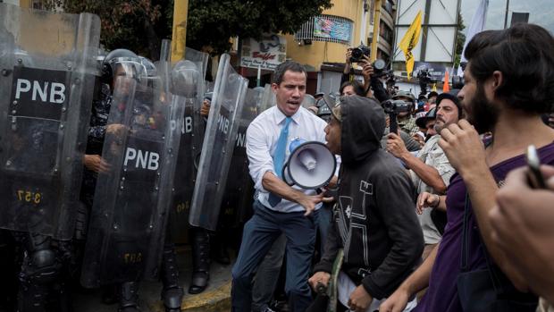 Maduro reprime la marcha de Guaidó para impedir que recupere la Asamblea Nacional