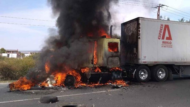 Grupos armados bloquean carreteras en México y frenan un operativo contra el narcotráfico