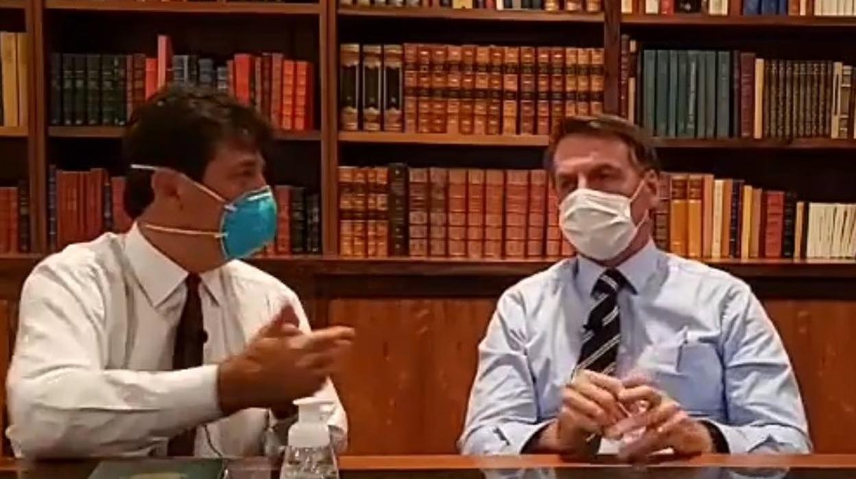 Jair Bolsonaro, con el ministro de Salud de Brasil, Luiz Henrique Mandetta