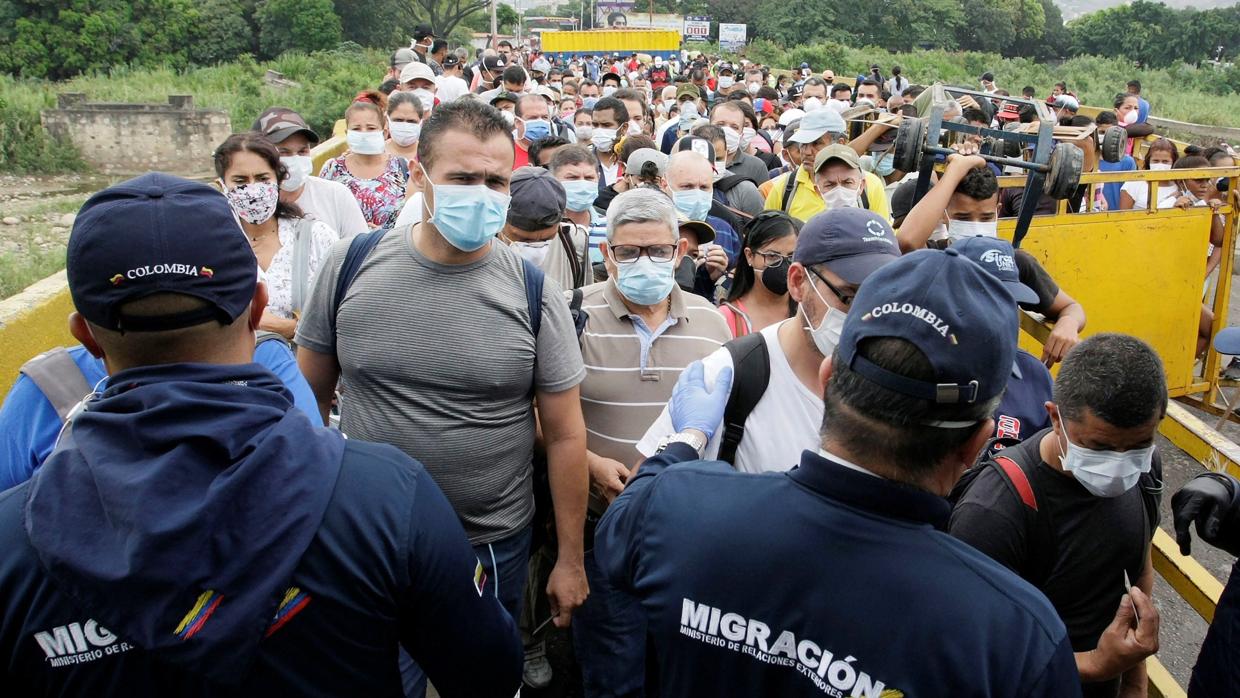 Venezolanos con mascarillas ingresan a Colombia desde el paso fronterizo del puente Simón Bolivar