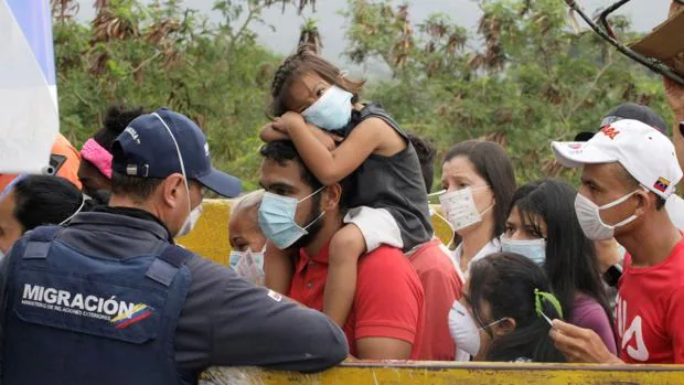 Colombia cierra la frontera con Venezuela y restringe viajeros de Europa y Asia