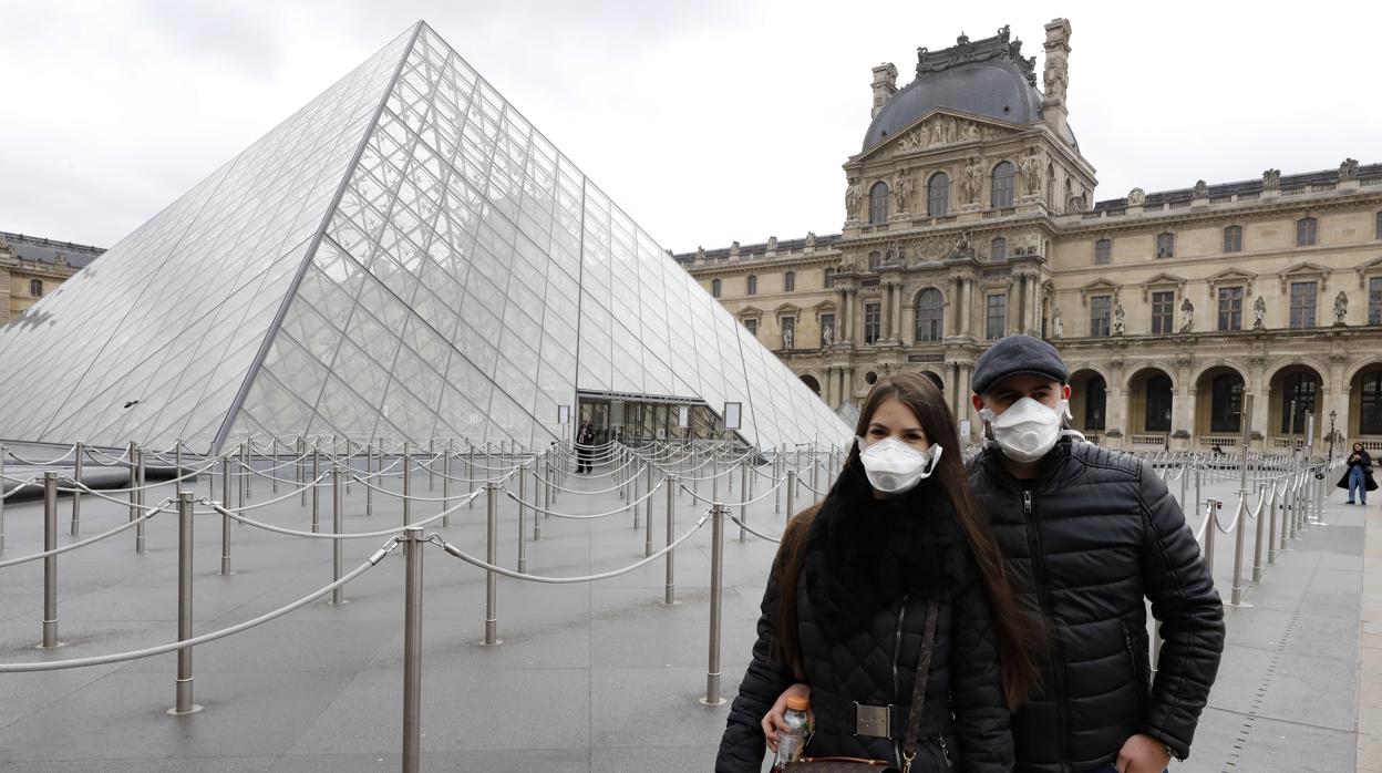 Una pareja de turistas húngaros, en el museo del Louvre de París