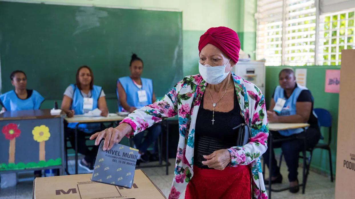 Un mujer vota este domingo durante las elecciones municipales en Santo Domingo,