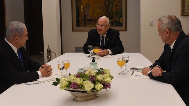 Gantz recibe el mandato de formar gobierno tras obtener un apoyo ajustado de la oposición