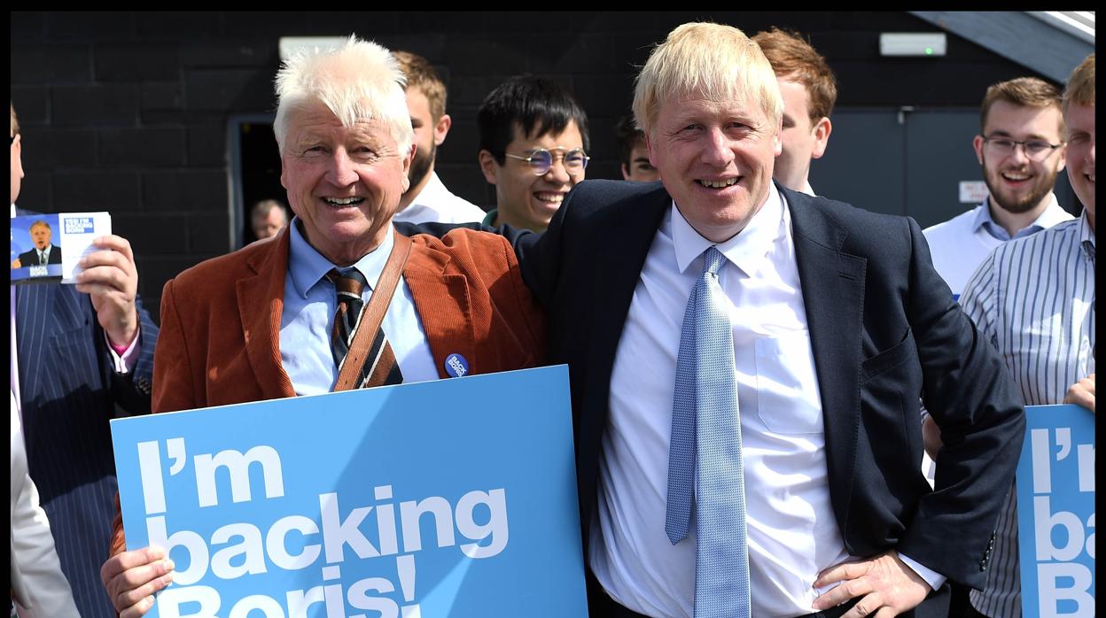 Stanley Johnson, el padre, y el primer ministro británico