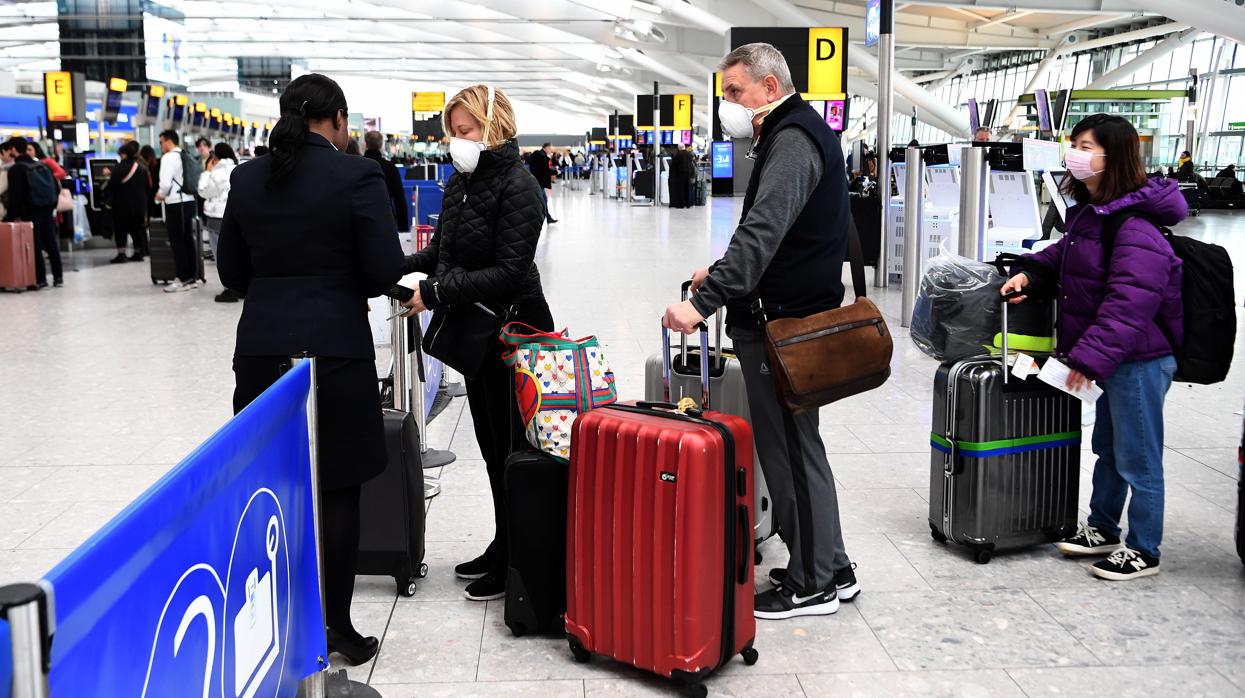 Una fila de personas en el aeropuerto internacional de Heathrow, en el Reino Unido