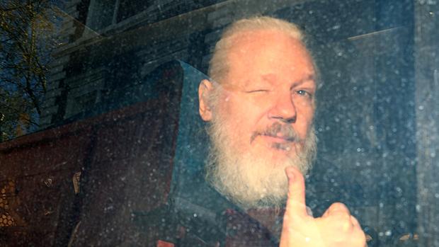 Piden la liberación de Julian Assange por temor a que se contagie en la cárcel