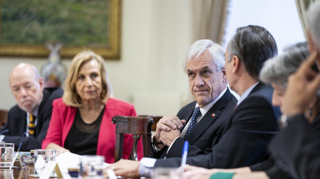 El presidente Piñera, durante una reunión para hablar del coronavirus