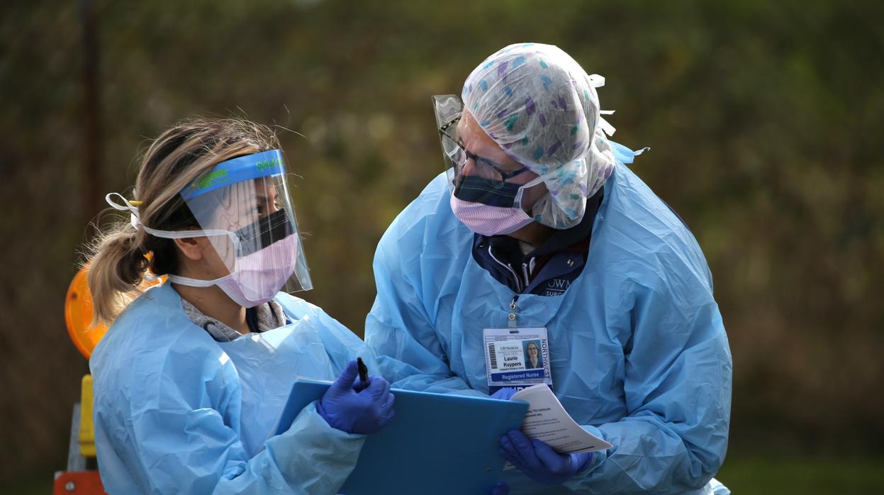 Personal sanitario realiza pruebas del coronavirus en Seattle, en el estado de Washington