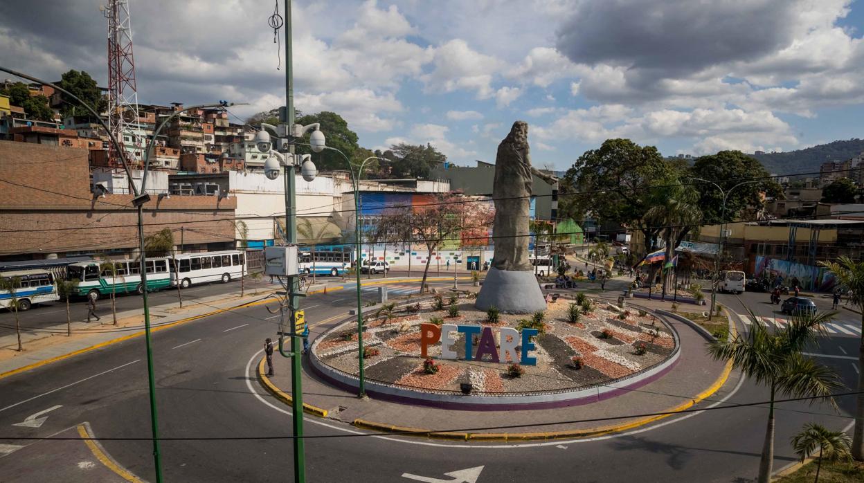 Una rotonda vacía en el barrio de Petare, en Caracas