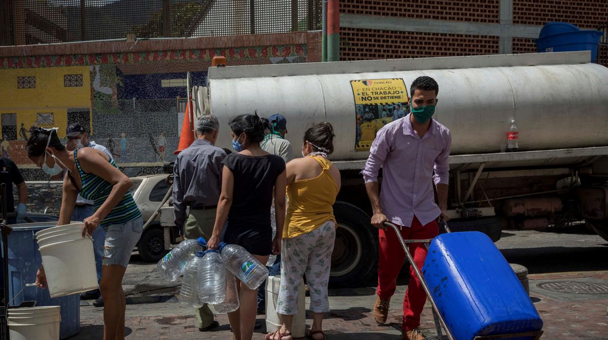 Colas en el centro de Caracas para abastecerse de agua