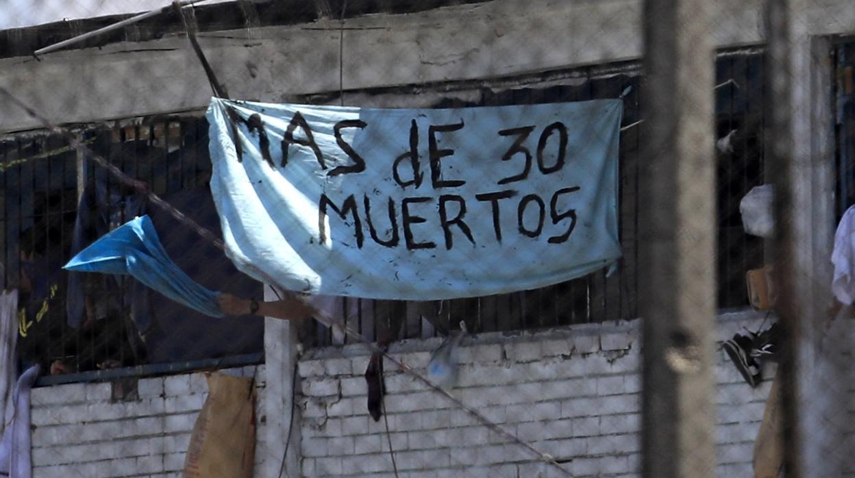 Los presos de la Modelo de Bogotá denuncian con una pancarta las muertes de sus compañeros