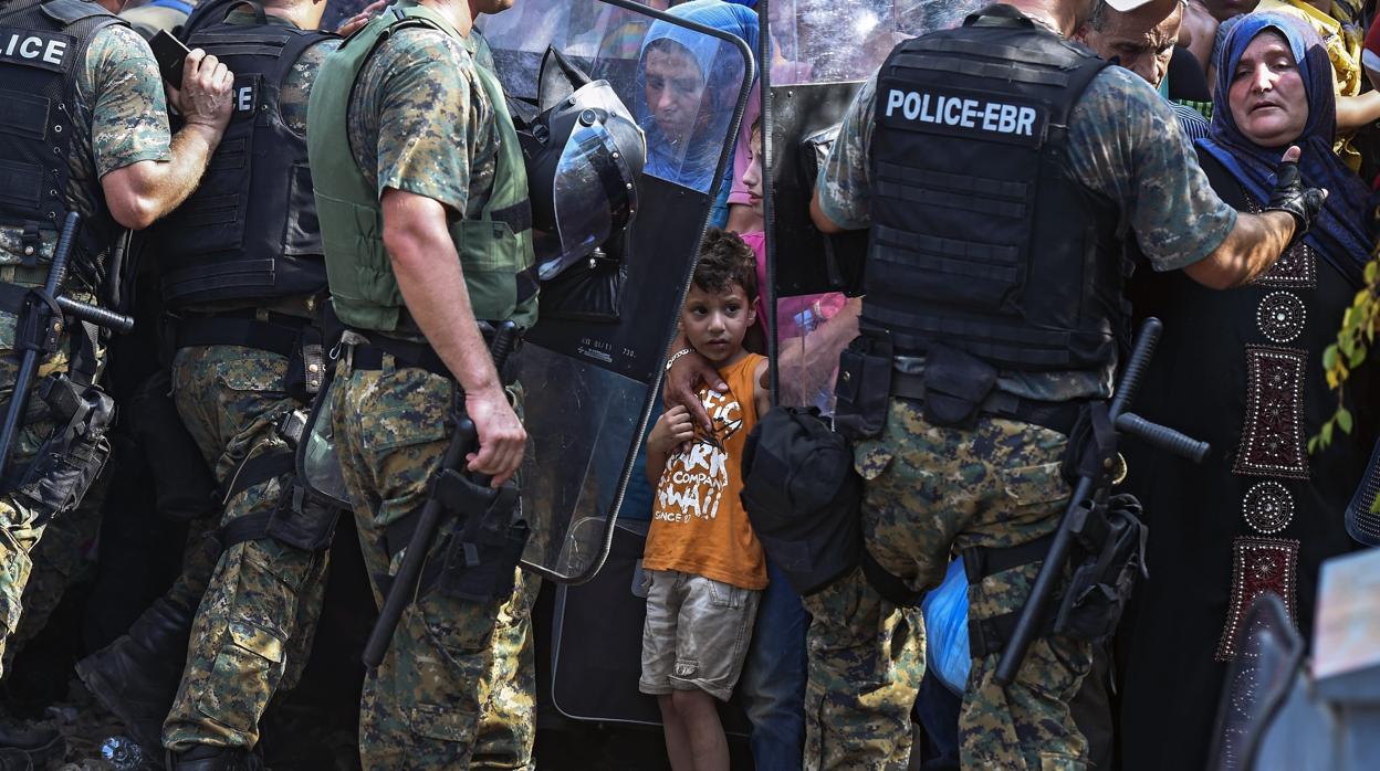 Enfrentamiento entre la Policía de Macedonia y un grupo de refugiados en la frontera de Grecia