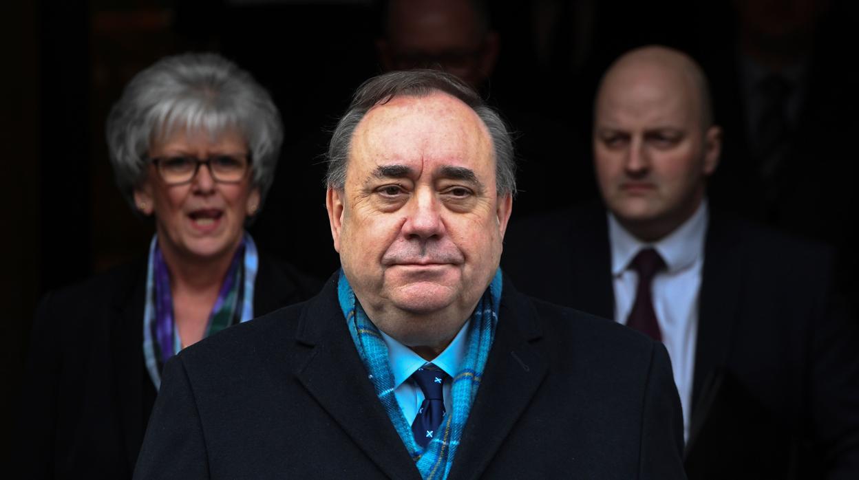 El exlíder del Partido Nacional de Escocia y exprimer ministro de Escocia, Alex Salmond, deja el Tribunal Superior de Edimburgo