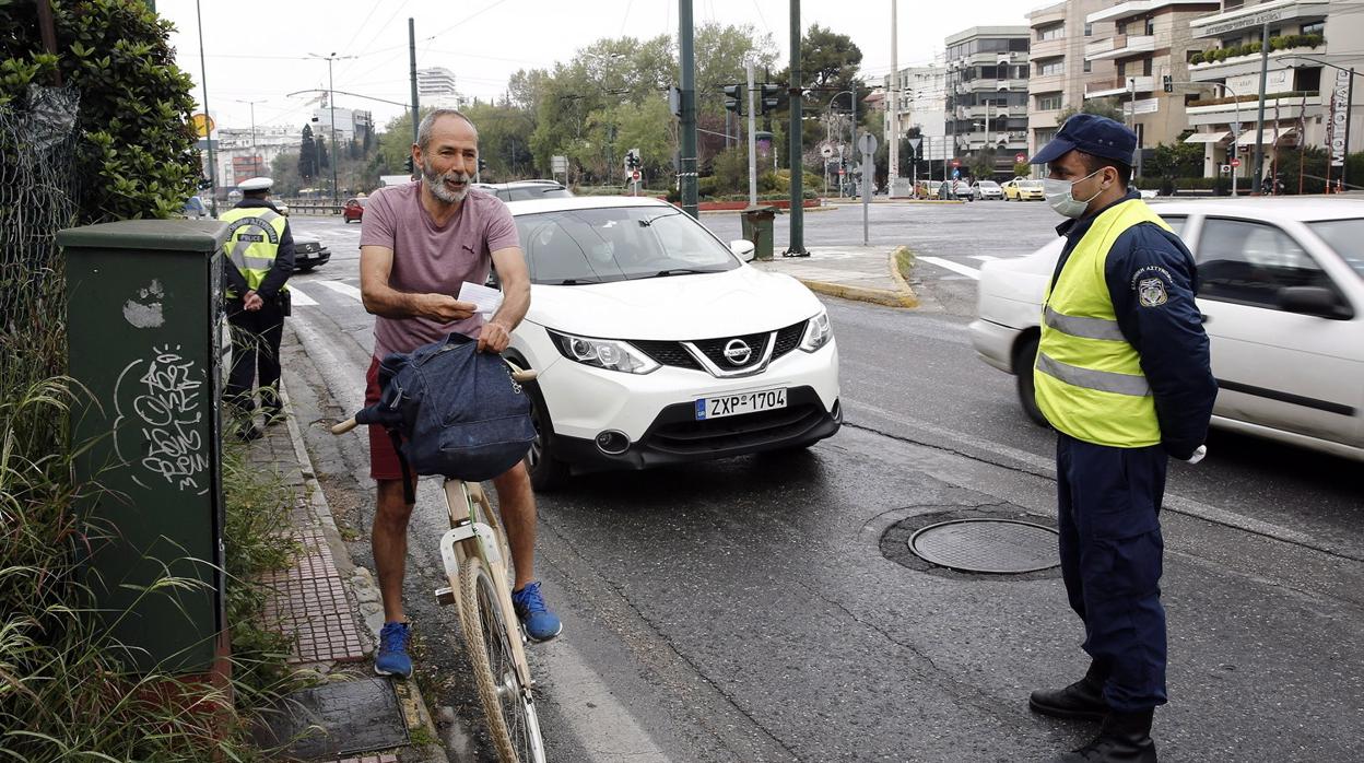 Control policial en una calle de Atenas