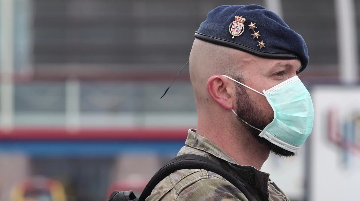 Un militar español usa una mascarilla para protegerse del coronavirus
