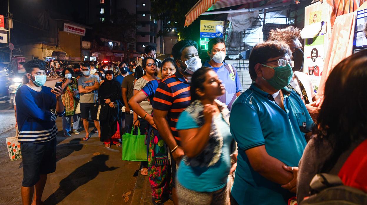 Colas en las tiendas de Bombay para hacer acopio de bienes básicos antes del confinamiento