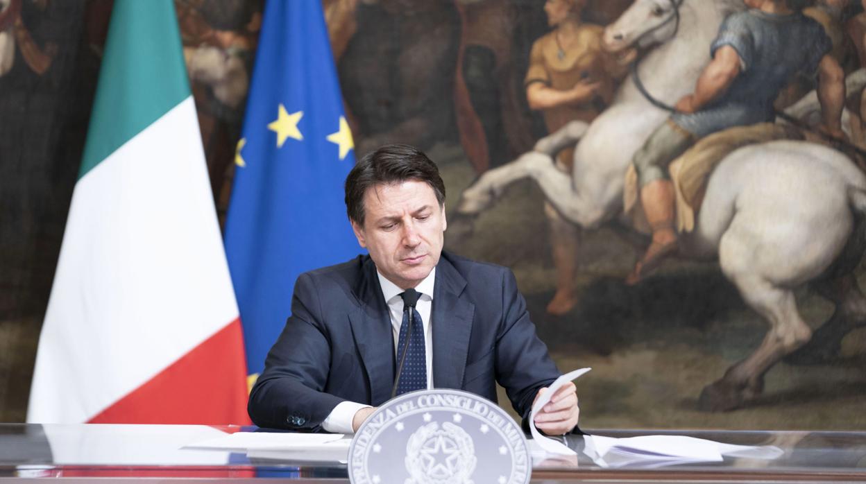 Giuseppe Conte asiste a una conferencia de prensa