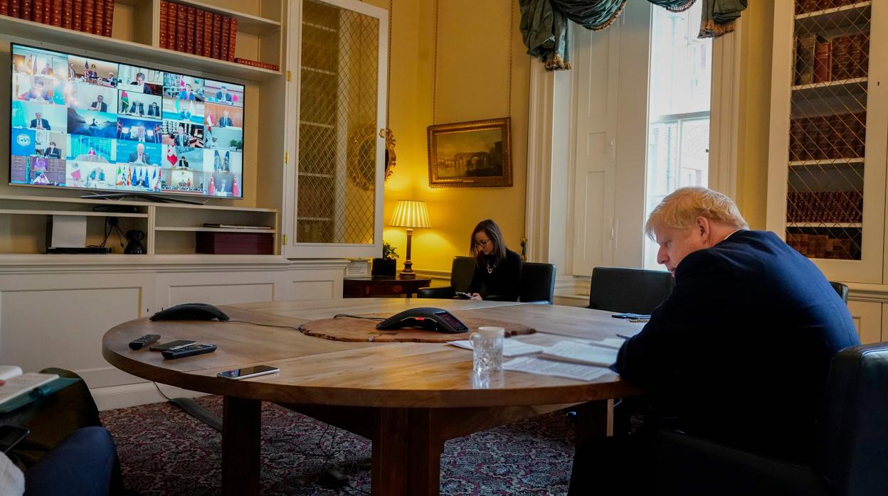 El «premier» británico sigue la cumbre virtual del G-20 desde el 10 de Downing Street, en Londres