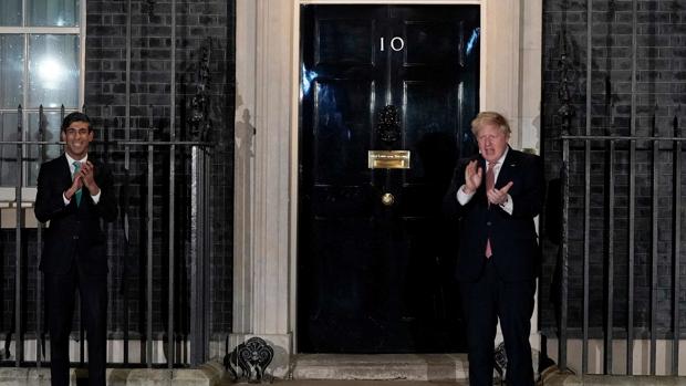 Johnson prioriza la financiación para una vacuna tras los positivos en el Gobierno y en la Familia Real