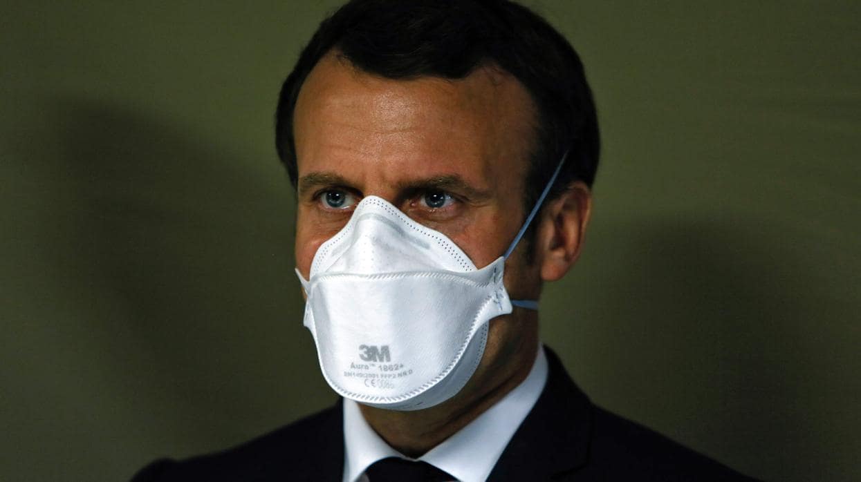 Emmanuel Macron, durante la visita a un hospital de campaña en Mulhouse