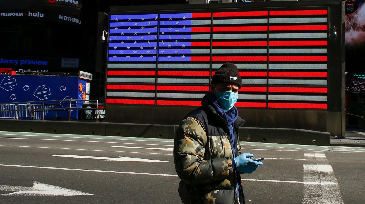 Un hombre camina por Times Square, en Nueva York, en una imagen del pasado 22 de marzo