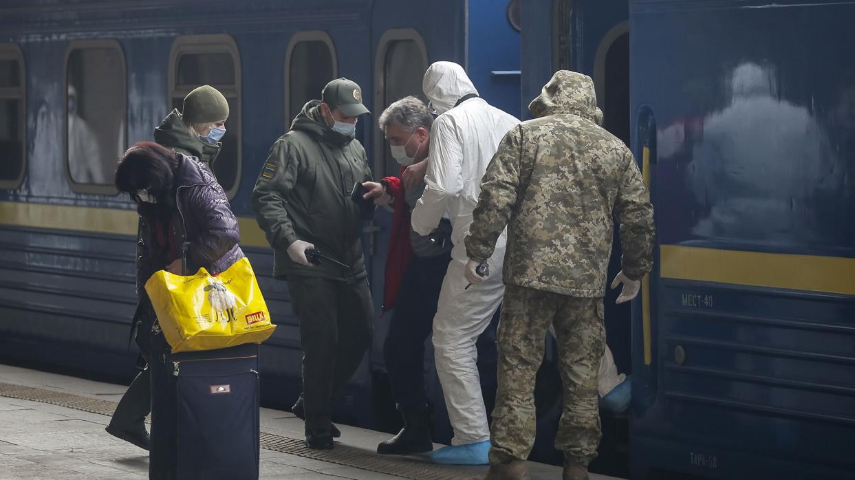 Coronavirus: Pasajeros desembarcan del tren que va de Moscú a Kiev