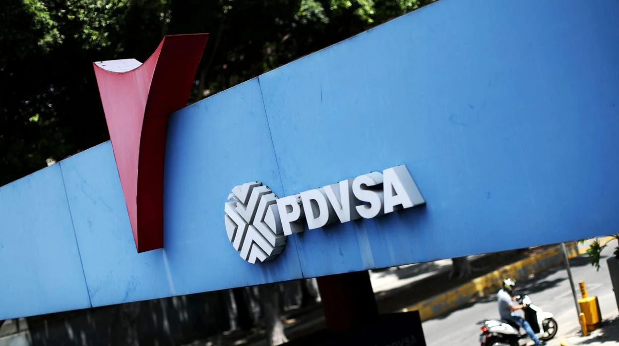 Logo de Pdvsa en una gasolinera que hoy no tiene combustible en Caracas
