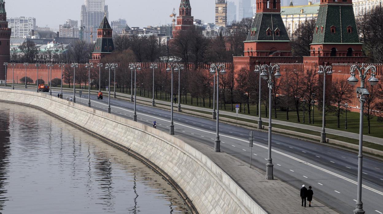 Dos personas pasean frente al Kremlin