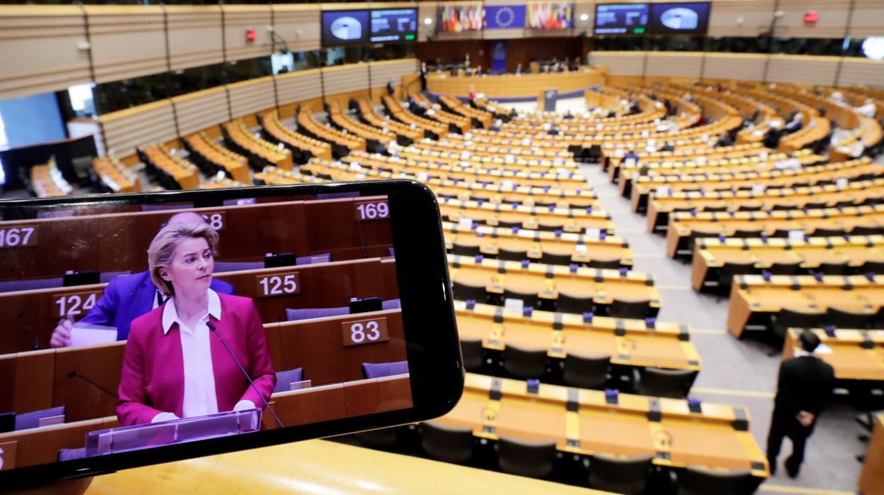 La presidenta de la Comisión Europea es vista en una pantalla de móvil durante una sesión plenaria del Parlamento Europeo