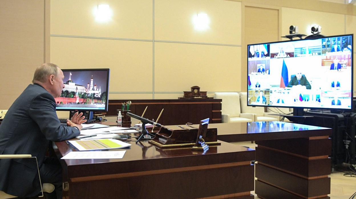 El presidente de Rusia, Vladímir Putin, trabajando por videoconferencia