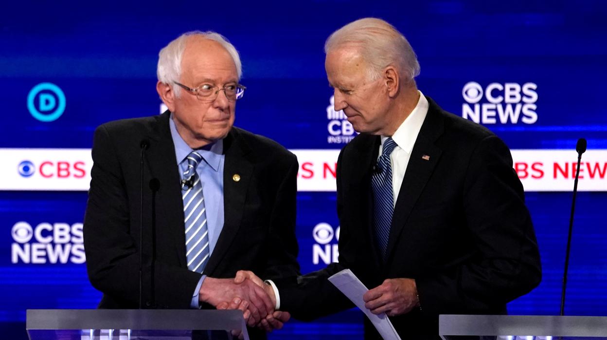 Bernie Sander (izquierda) y Joe Baiden, durante un debate