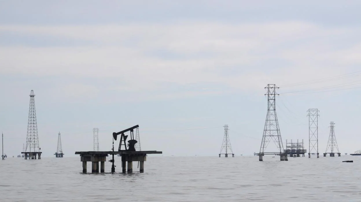 Instalaciones petrolíferas en el lago Maracaibo, en Cabimas
