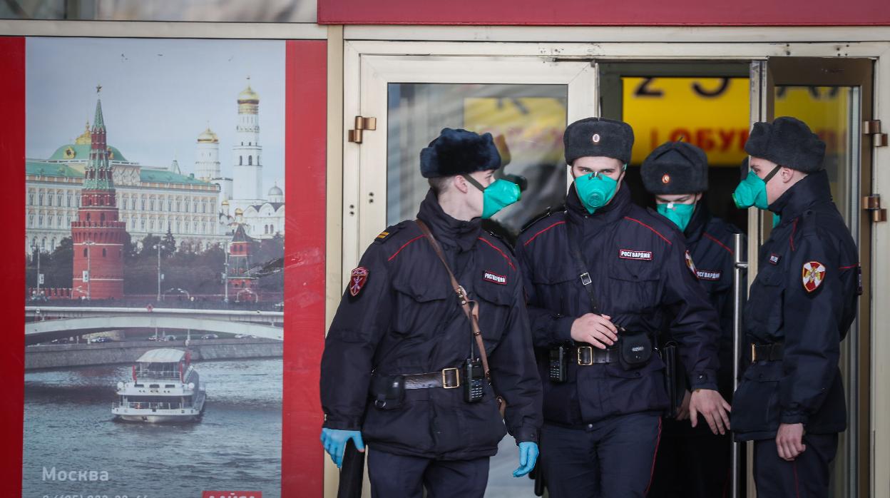 Varios agentes de la policía rusa en Moscú