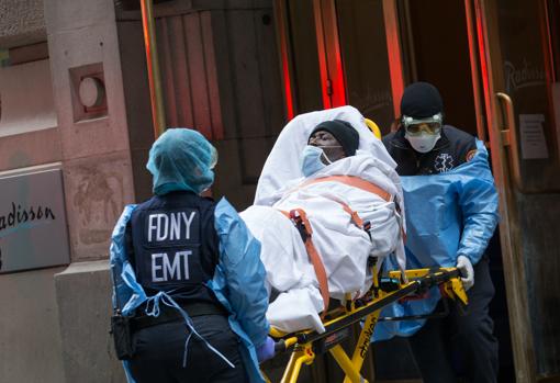 Un enfermo, trasladado desde un edificio de Manhattan a un hospital
