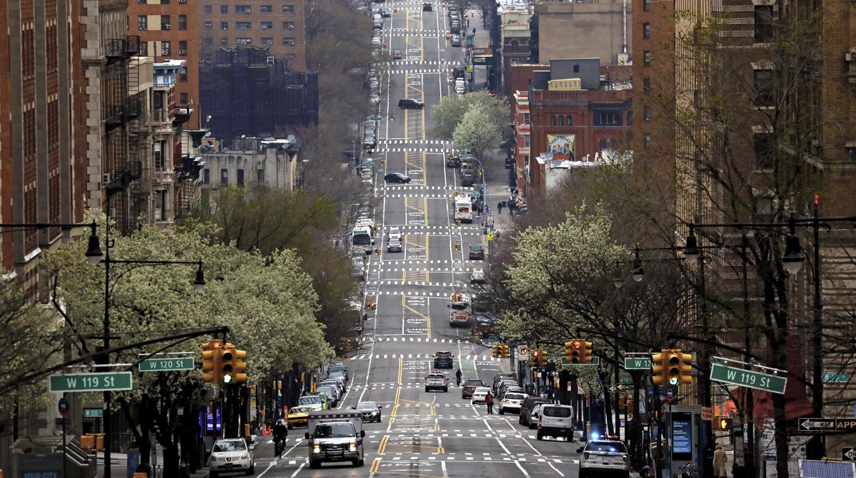 La avenida Amsterdam en Nueva York con poco tráfico debido a las medidas de confinamiento