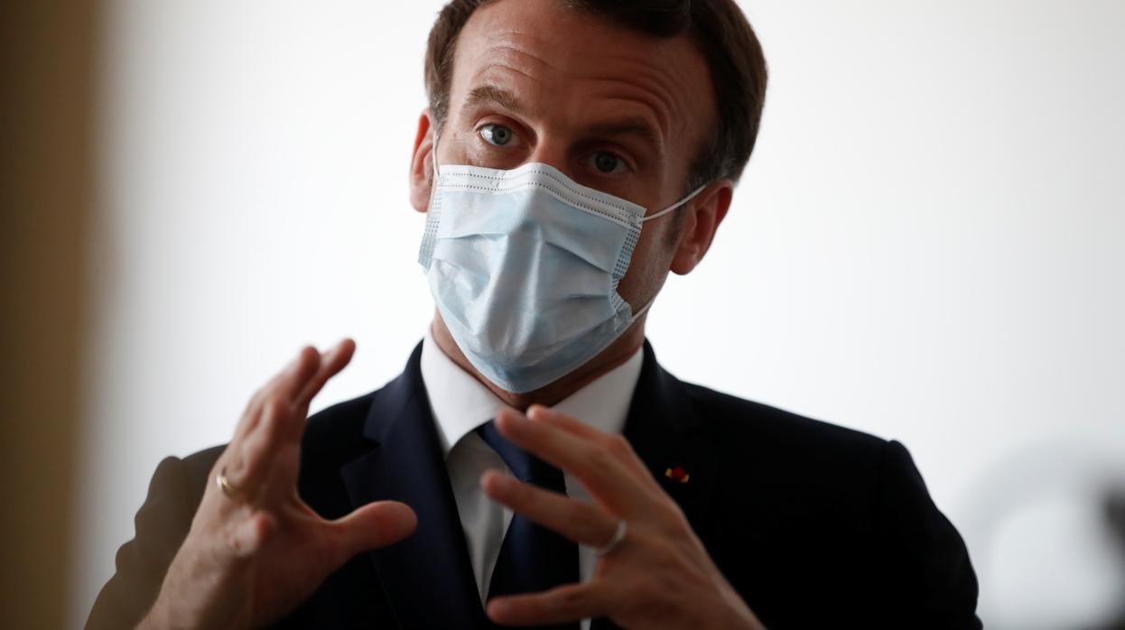 Emmanuel Macron, durante una visita a un centro médico cerca de París